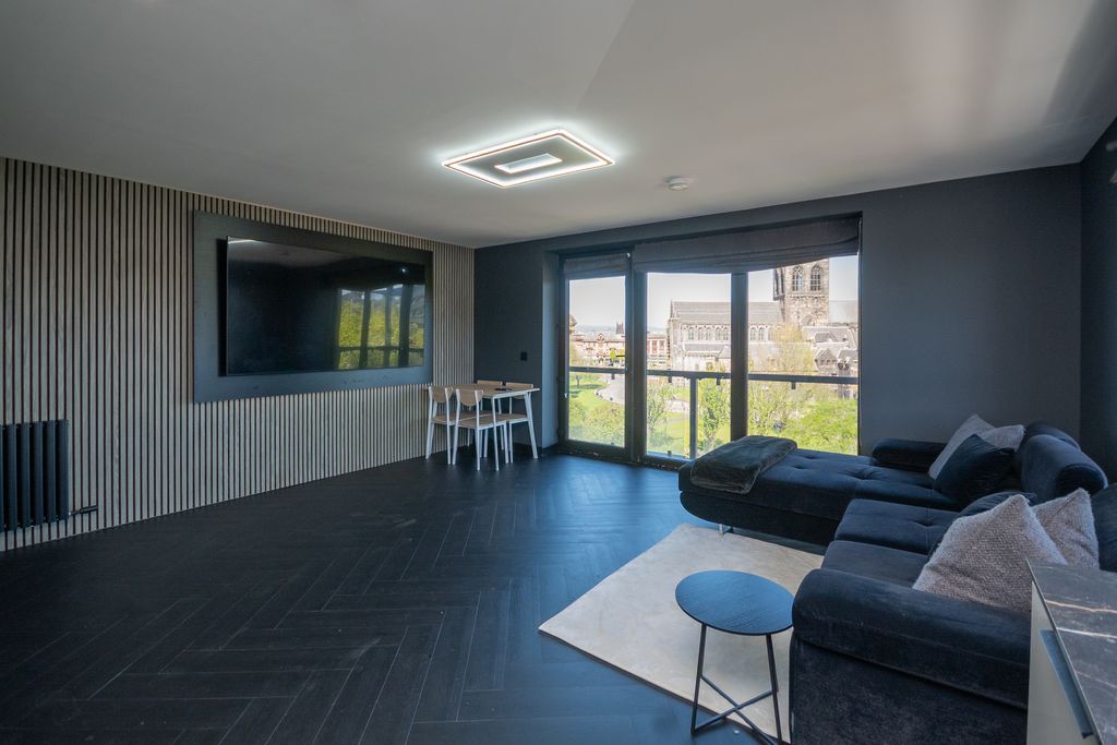 Property photo 2 of 15 Lounge