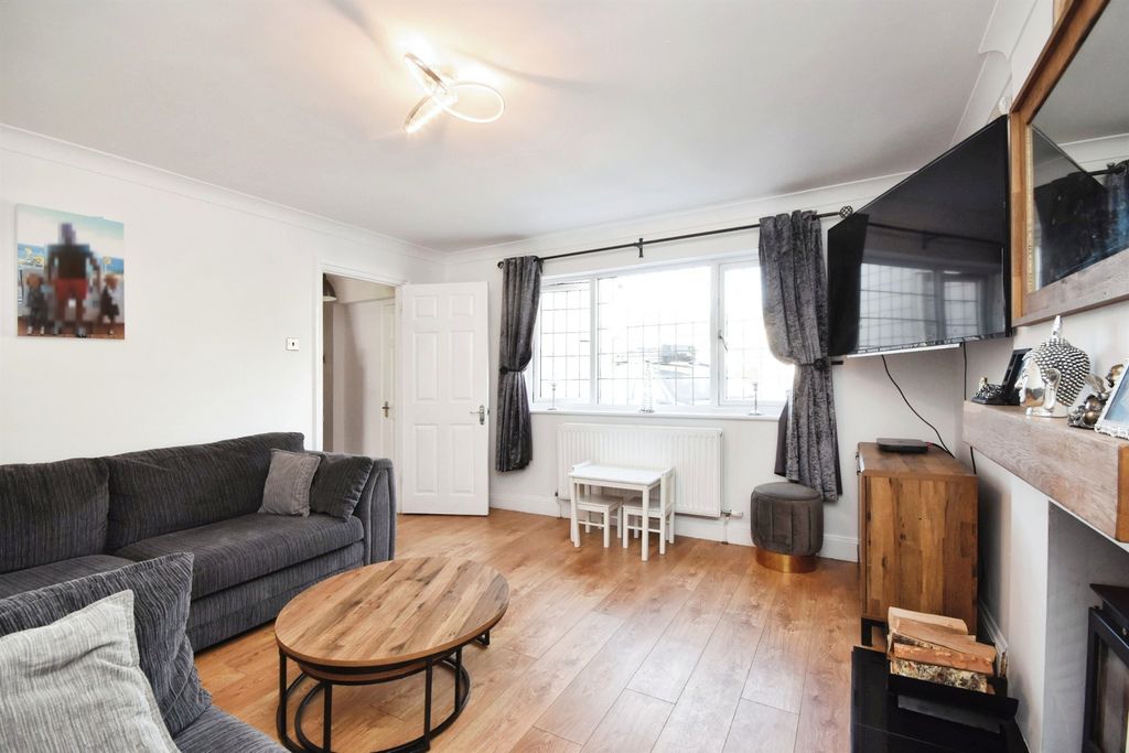 Property photo 3 of 18