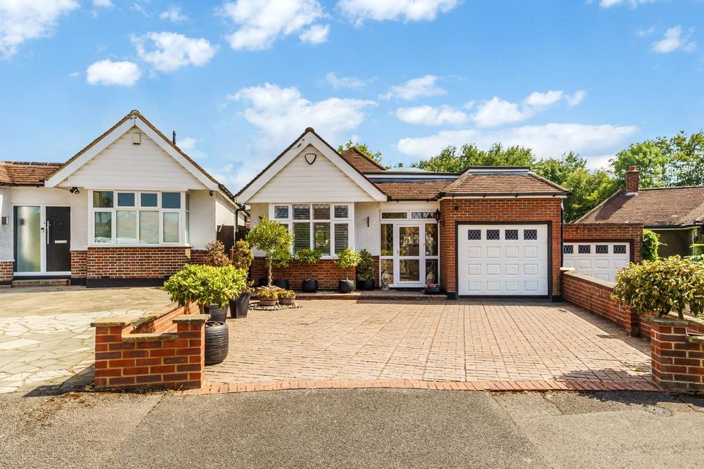 Property photo 1 of 25 Woodland Close