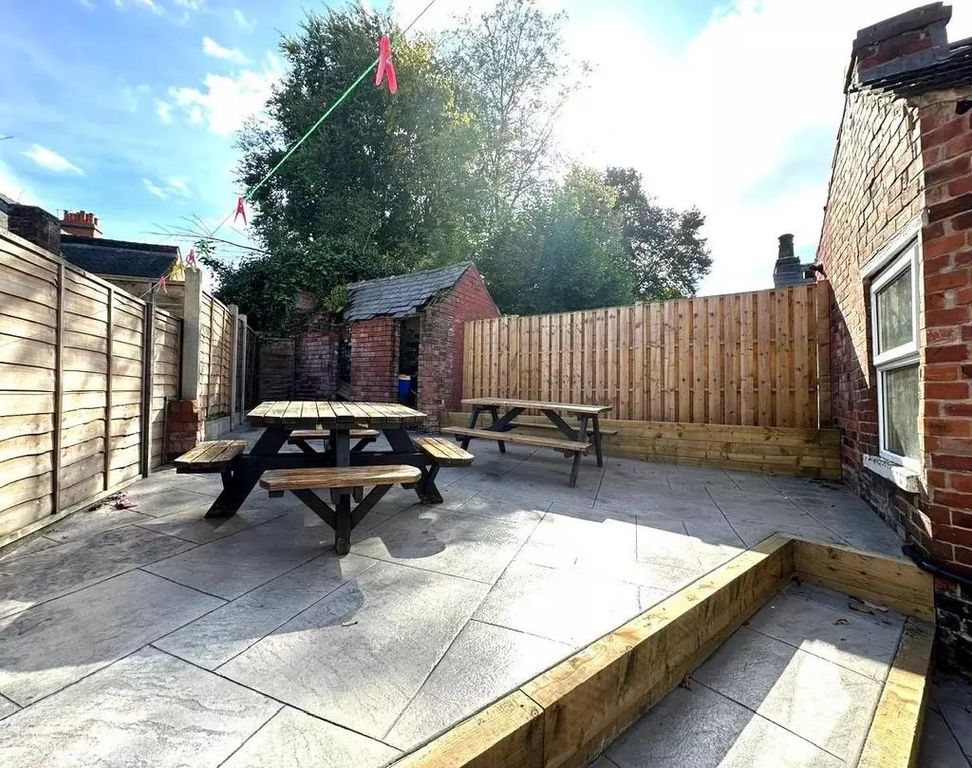 Property photo 1 of 16 A Bright And Spacious Outdoor Garden Area Featurin...
