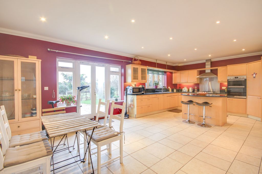 Property photo 3 of 27