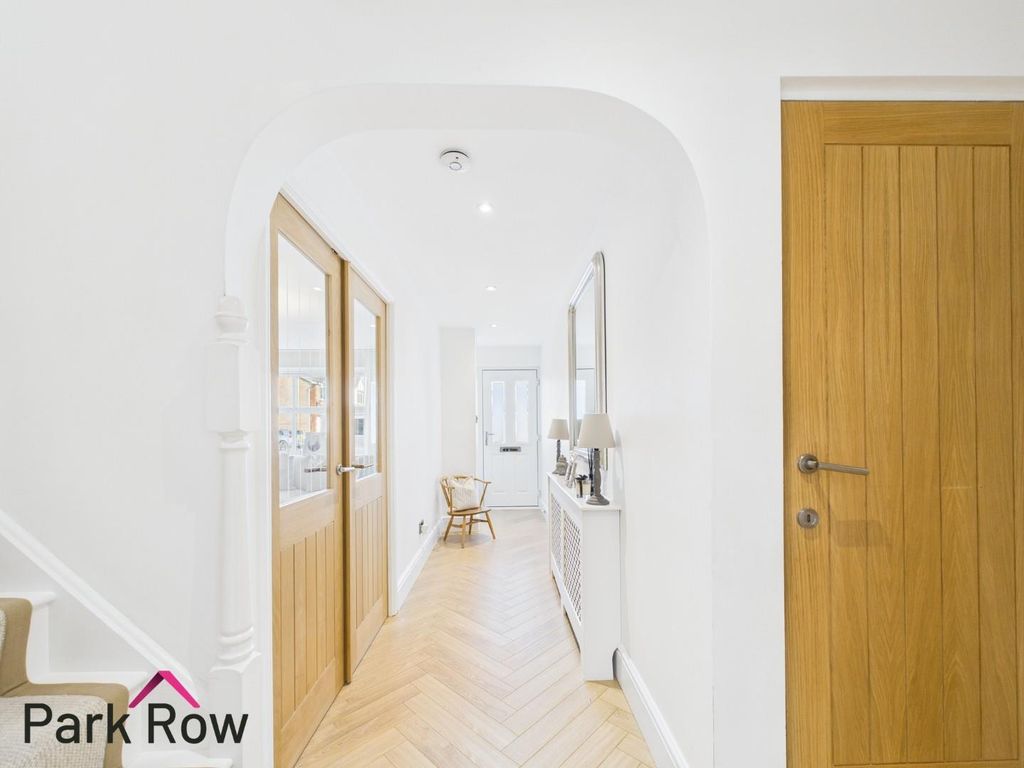 Property photo 3 of 32