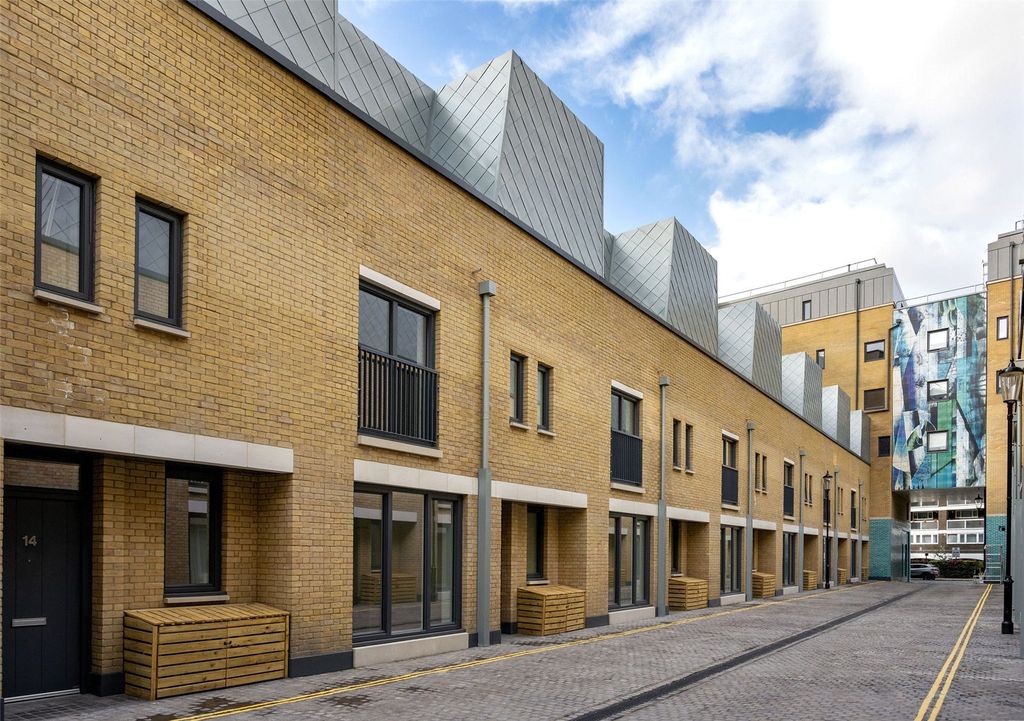 Property photo 1 of 21 Mews House