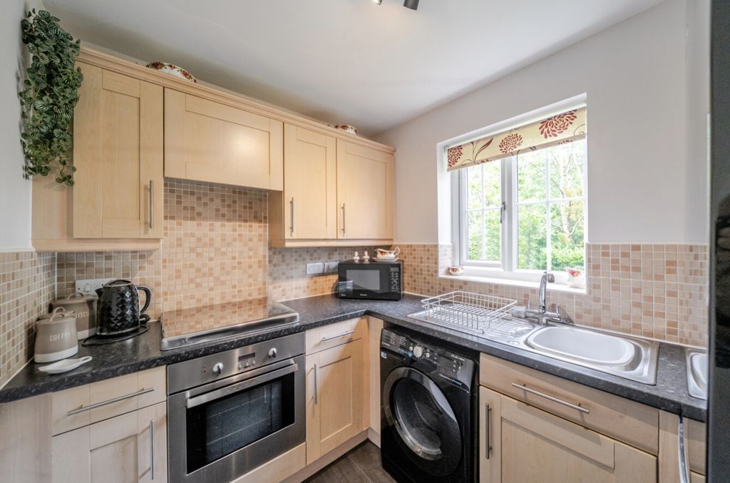 Property photo 2 of 19 Fitted Kitchen