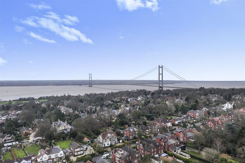 Property photo 2 of 17 Edited Humber Bridge.Jpg