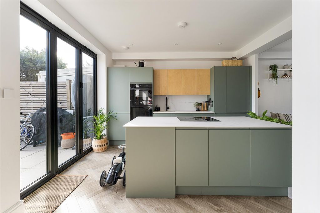 Property photo 3 of 69 Coolgardie Avenue, E4