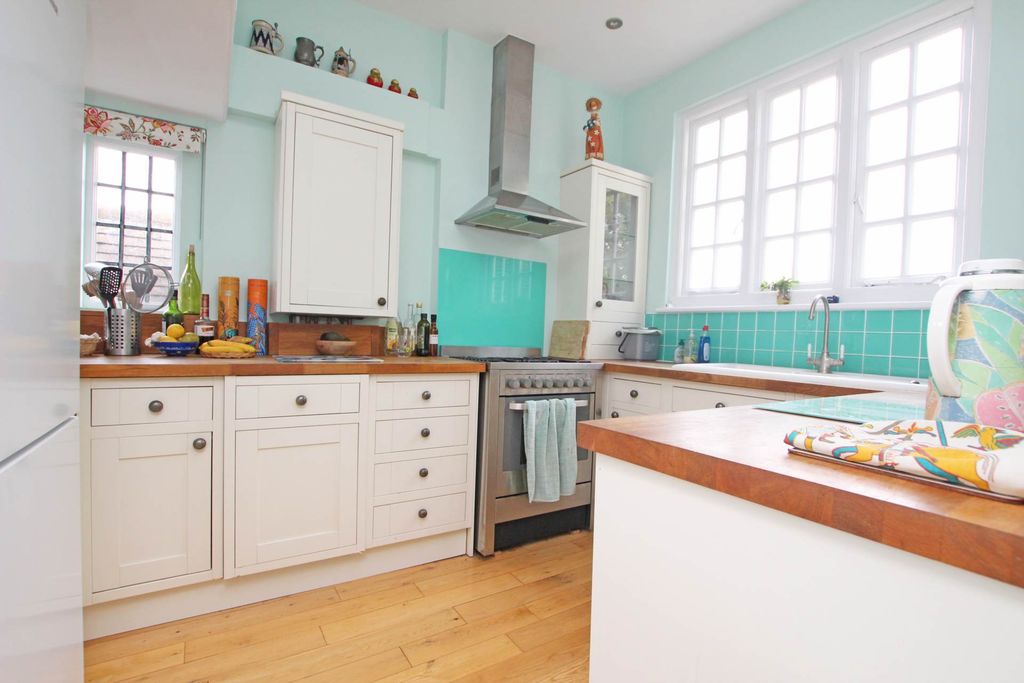 Property photo 2 of 27