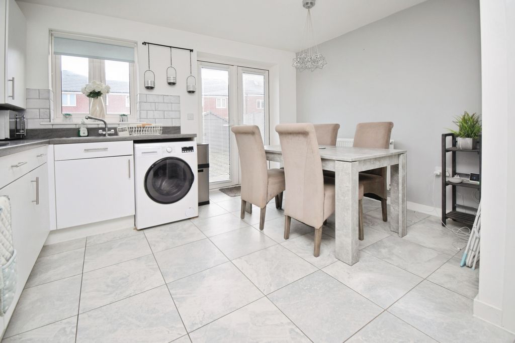 Property photo 3 of 9 Kitchen