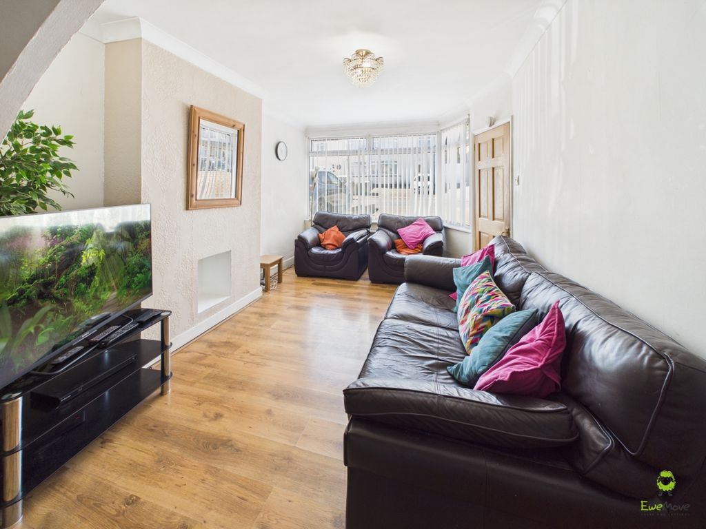 Property photo 3 of 14 Living Room Presented By James Hillier For Ewemove
