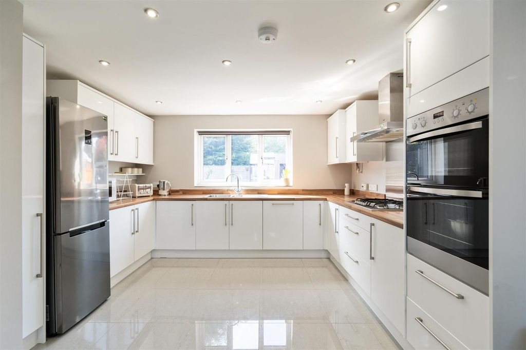 Property photo 2 of 16 34 Dovecote Close_18.Jpg