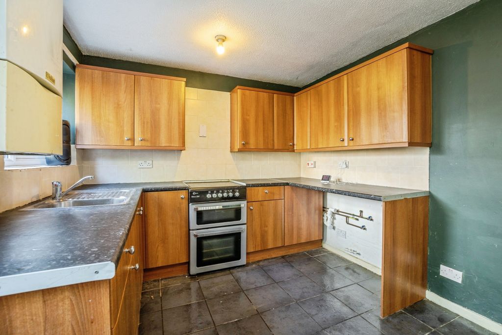 Property photo 3 of 18 Kitchen