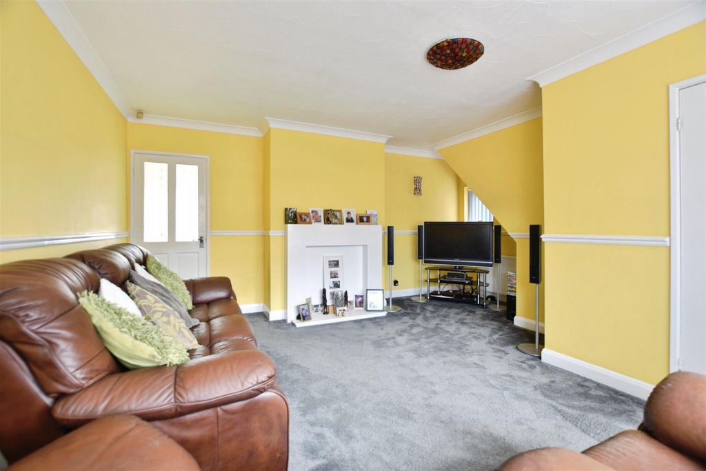 Property photo 2 of 11 Lounge