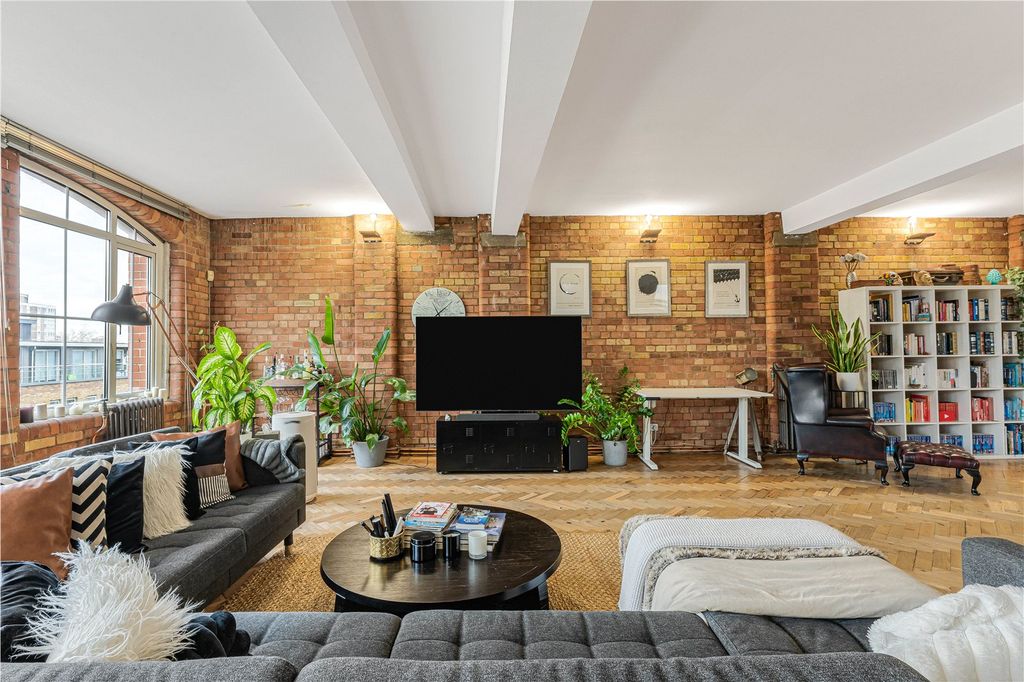 Property photo 1 of 19 Reception