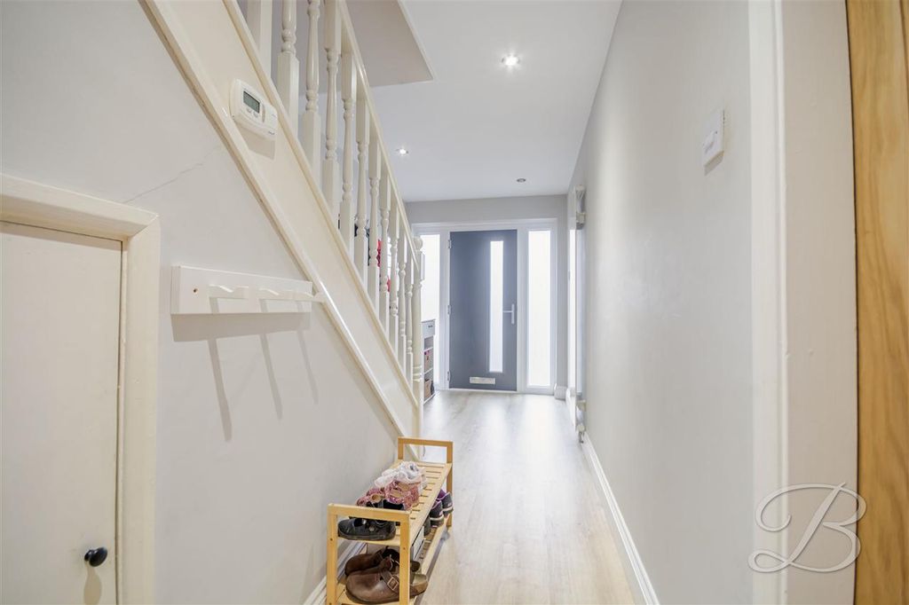 Property photo 2 of 31 Entrance Hall