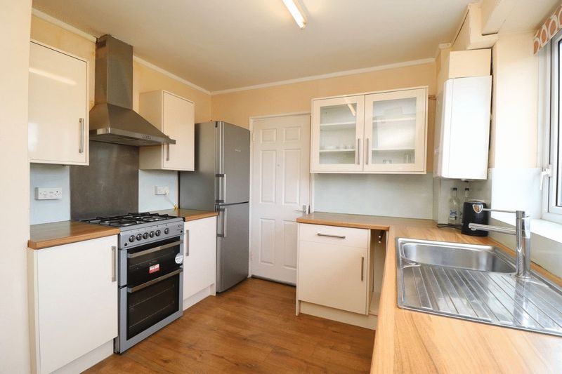 Property photo 3 of 11 Kitchen