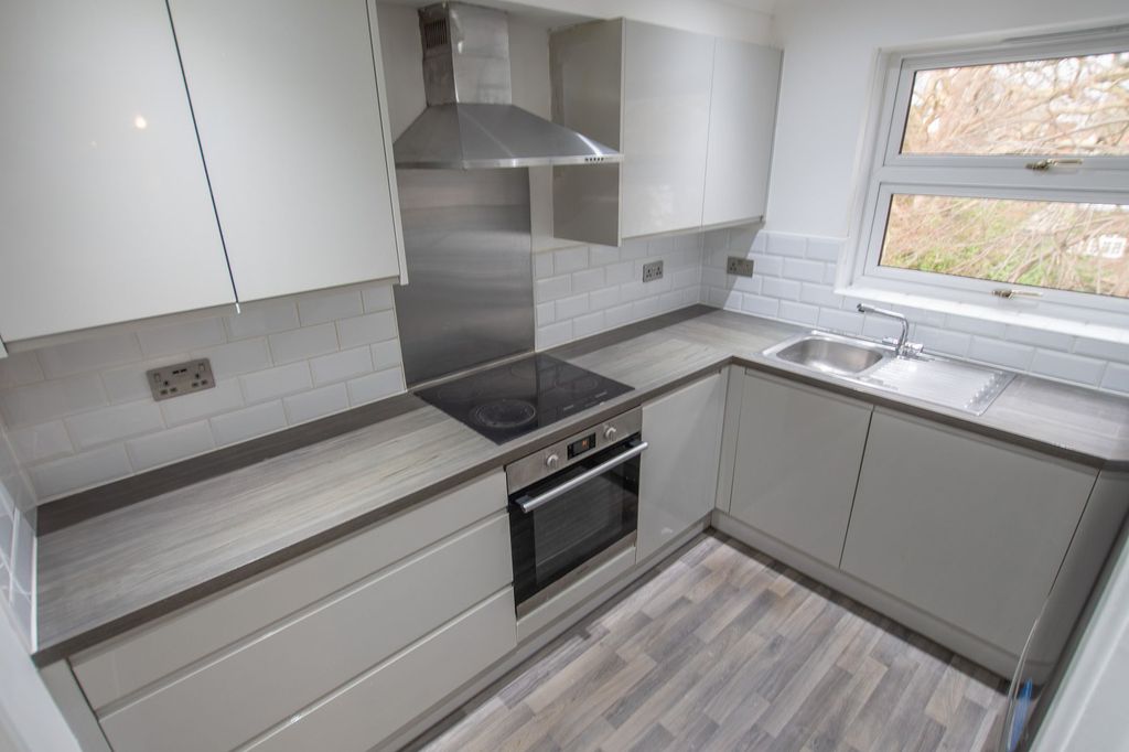 Property photo 3 of 6 Kitchen