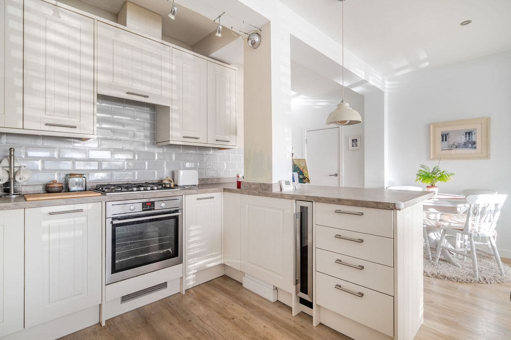 Property photo 3 of 17 Kitchen