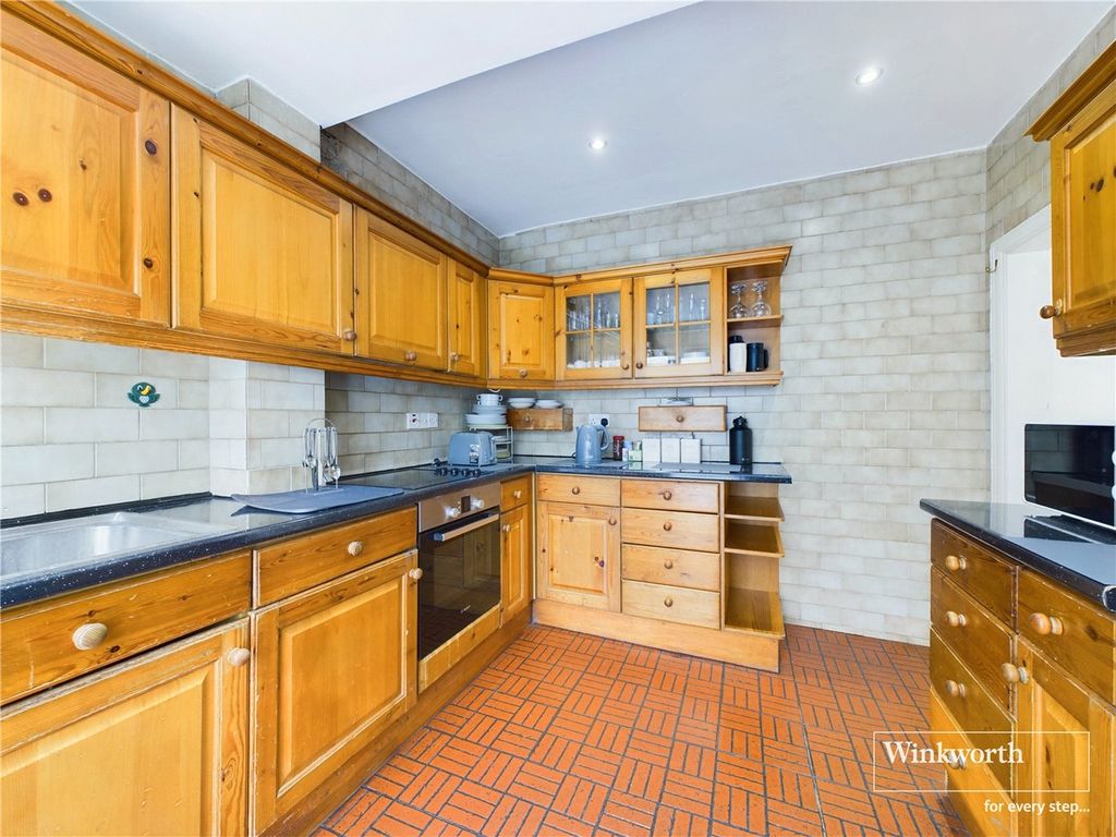 Property photo 3 of 11 Kitchen