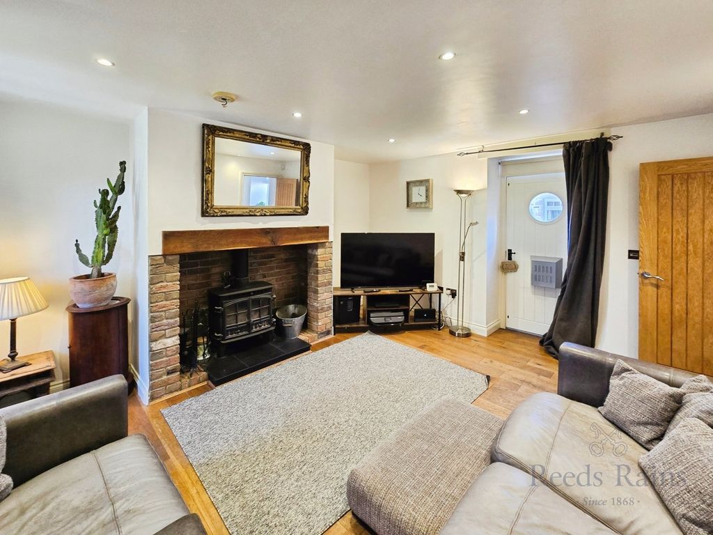 Property photo 3 of 17 Lounge