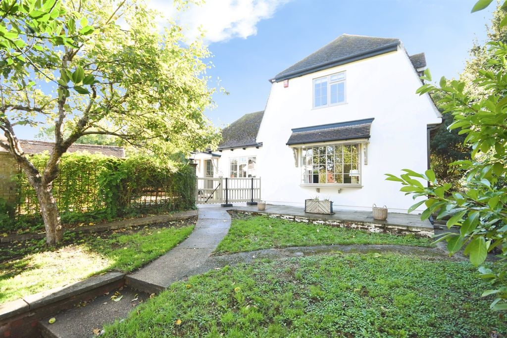 Property photo 3 of 28