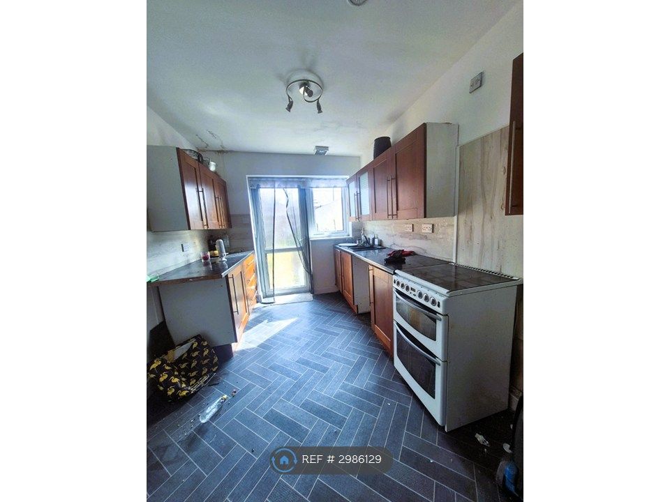 Property photo 3 of 10 Kitchen