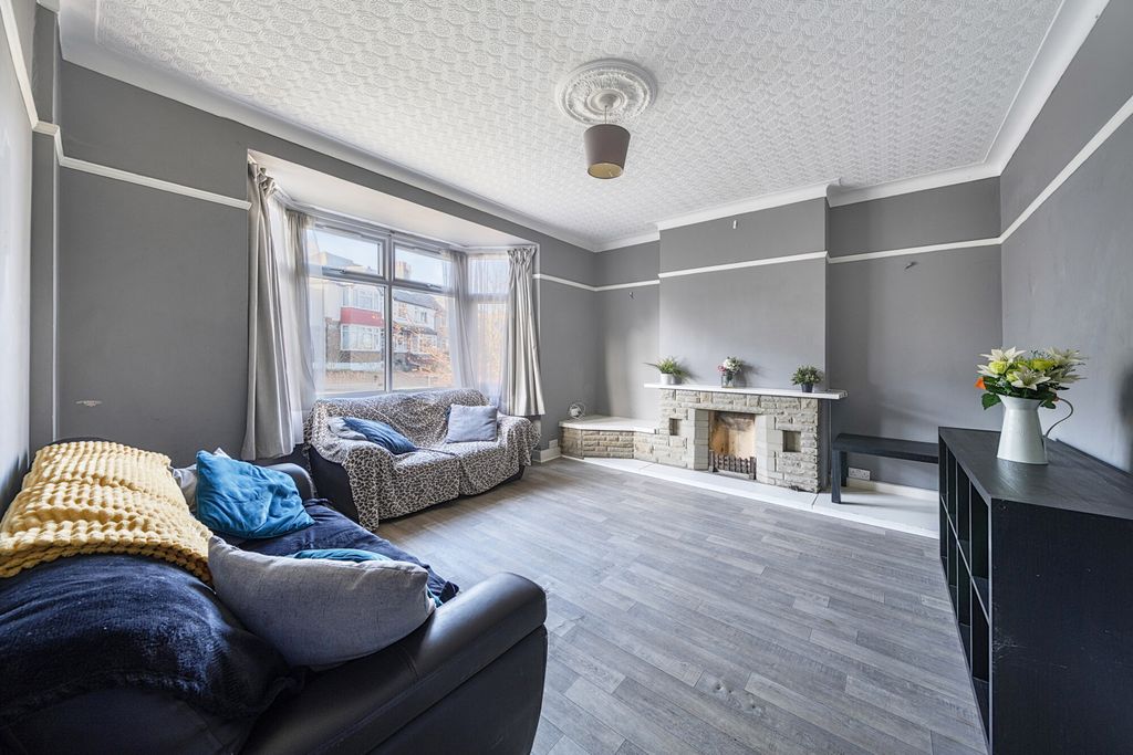 Property photo 2 of 18 1382646-10-691B08...