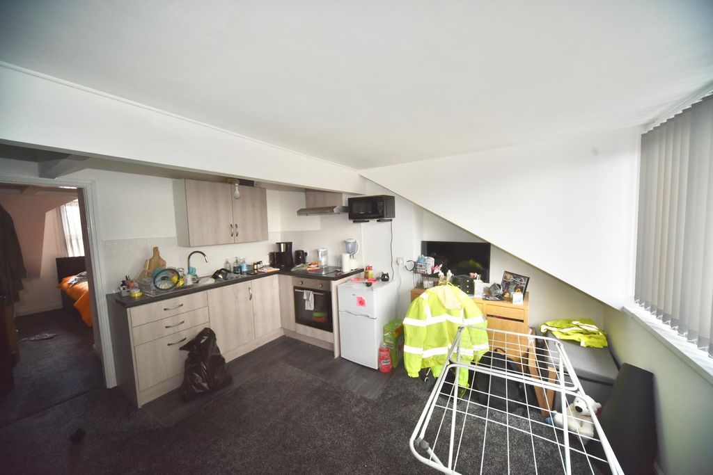 Property photo 3 of 7 Flat3