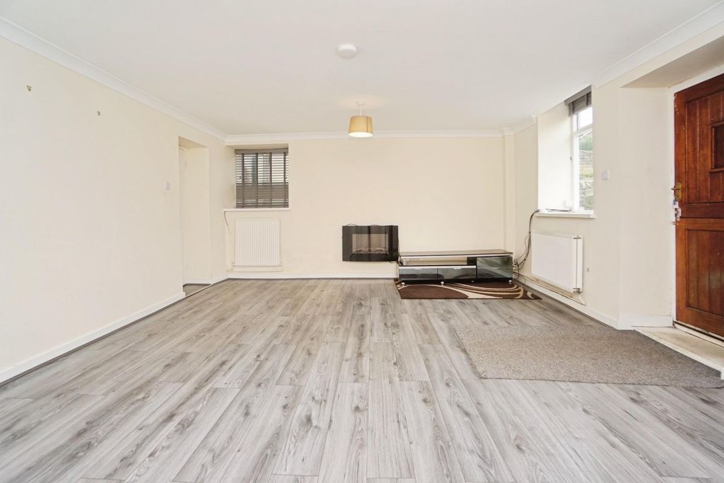 Property photo 3 of 16 Lounge