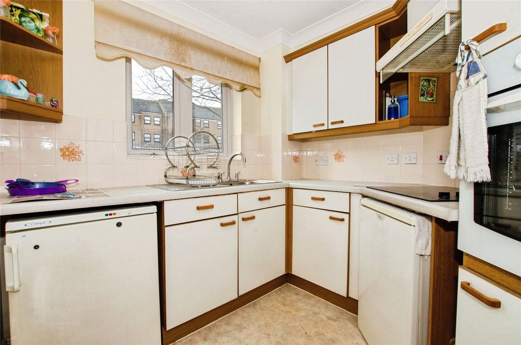 Property photo 3 of 11 Kitchen