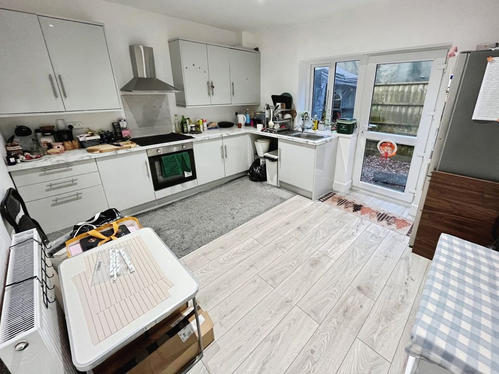 Property photo 3 of 8 Kitchen