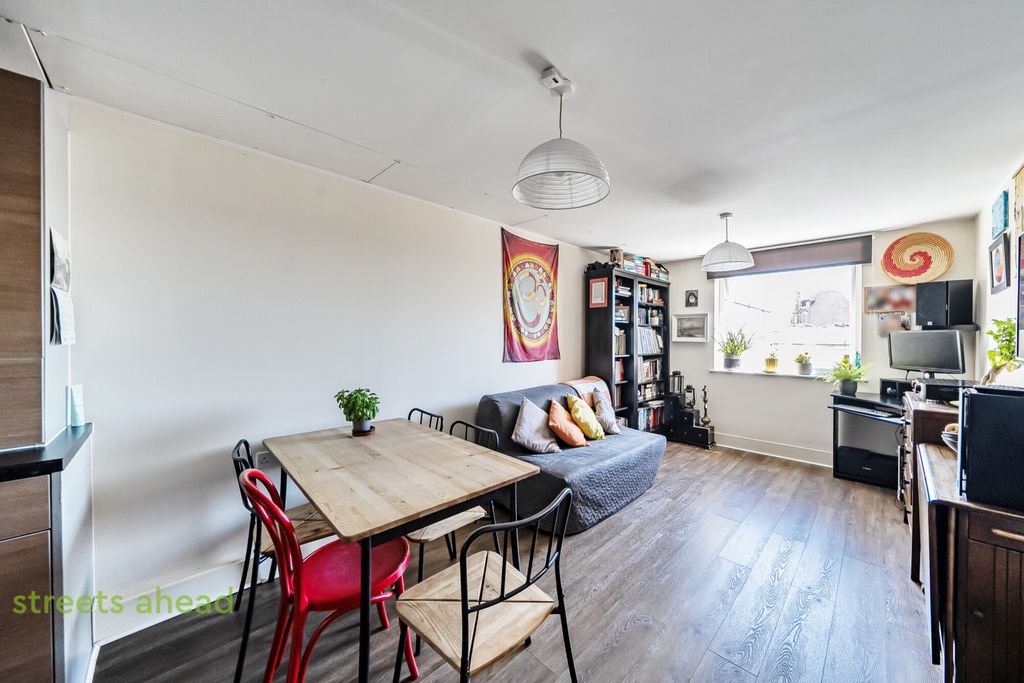 Property photo 3 of 16 2Ec85B53-2924-417...