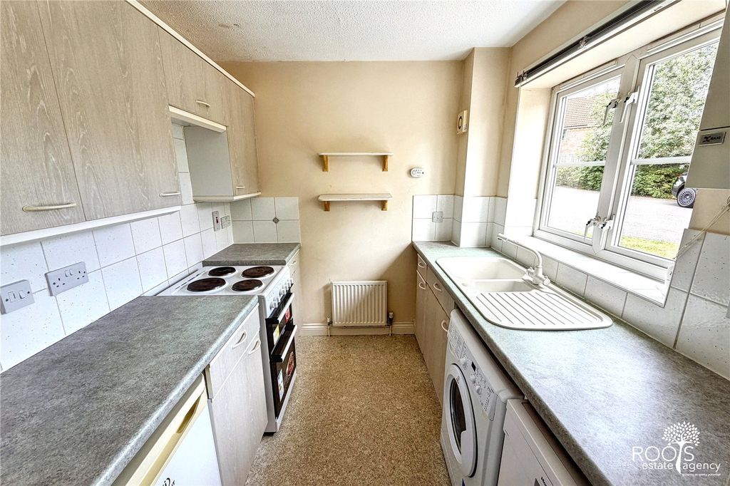 Property photo 3 of 10 Kitchen