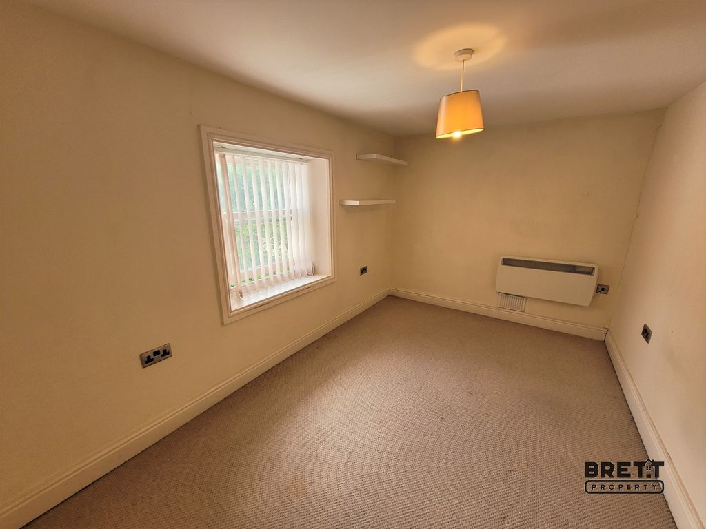 Additional image 5 of 6 bed flat for sale4 Victoria Road, Milford Haven, Pembrokeshire. SA73