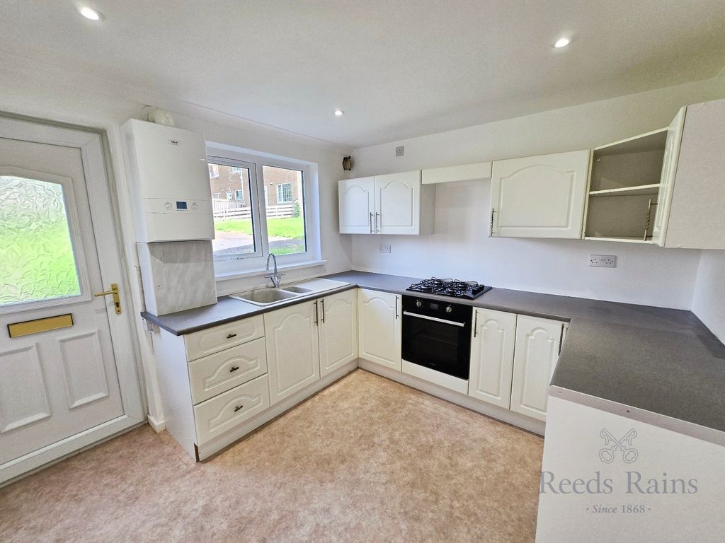 Property photo 3 of 11 Kitchen
