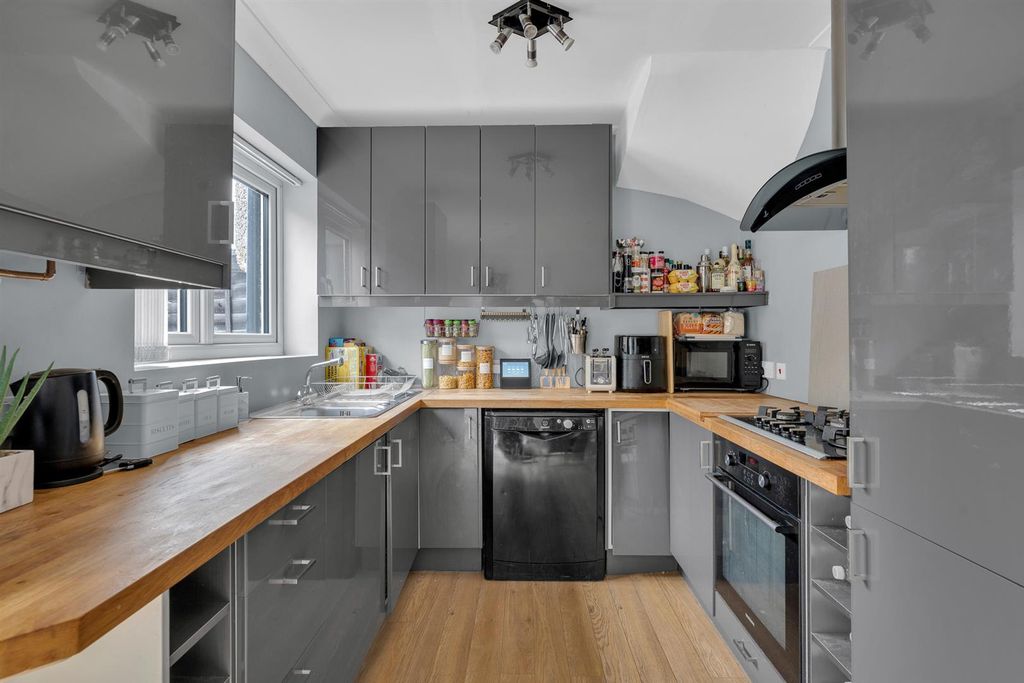 Property photo 3 of 13 Fitted Kitchen