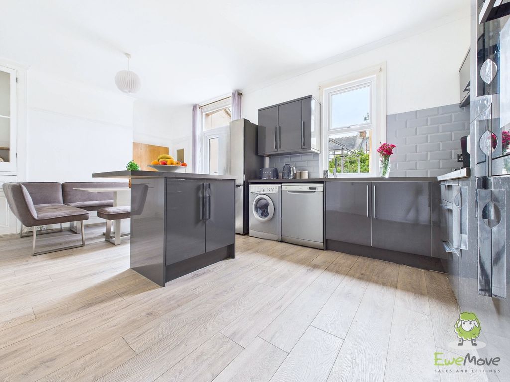 Property photo 3 of 25 Cam01543G0-Pr0161-Still014