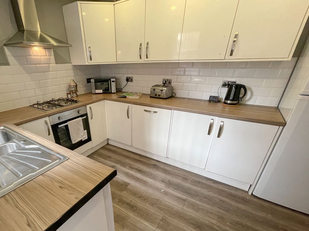 Property photo 3 of 5 63 Halsbury 3