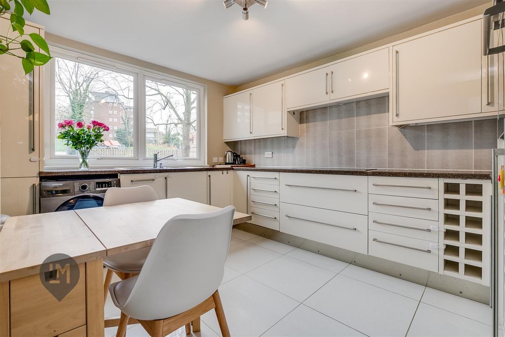 Property photo 2 of 7 Kitchen