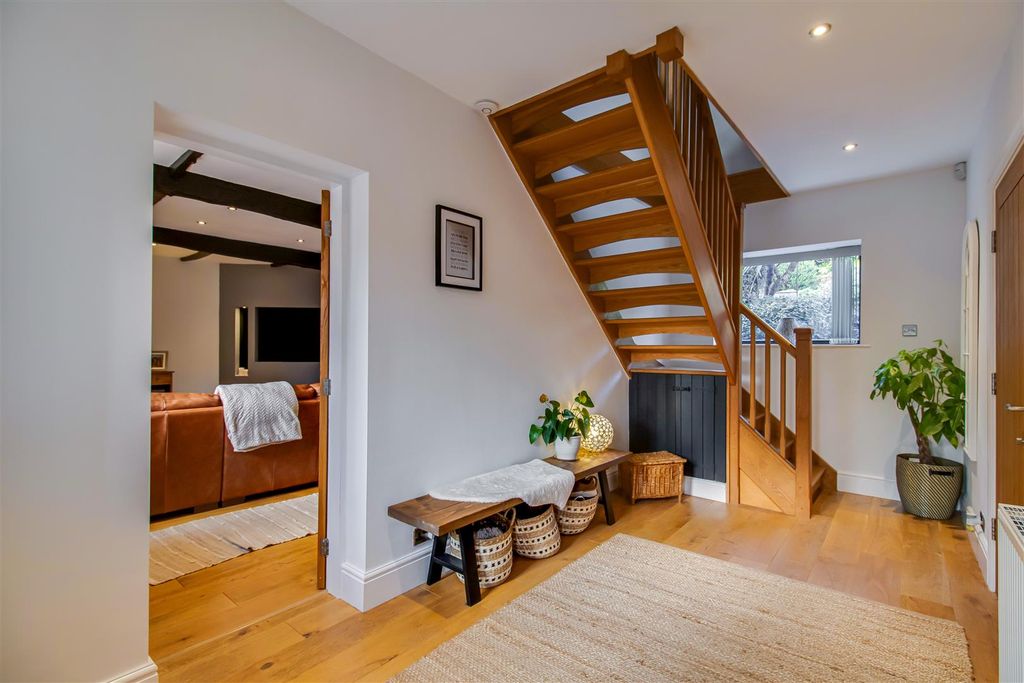 Property photo 3 of 27 Entrance Hall