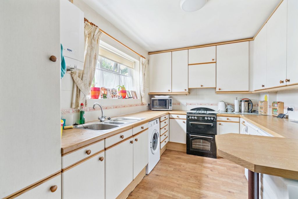 Property photo 2 of 11 Kitchen