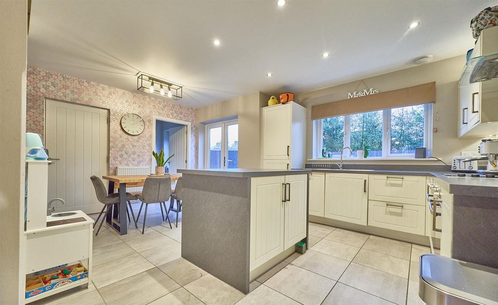 Property photo 2 of 20 Holywell Fields Hk 10.Jpg