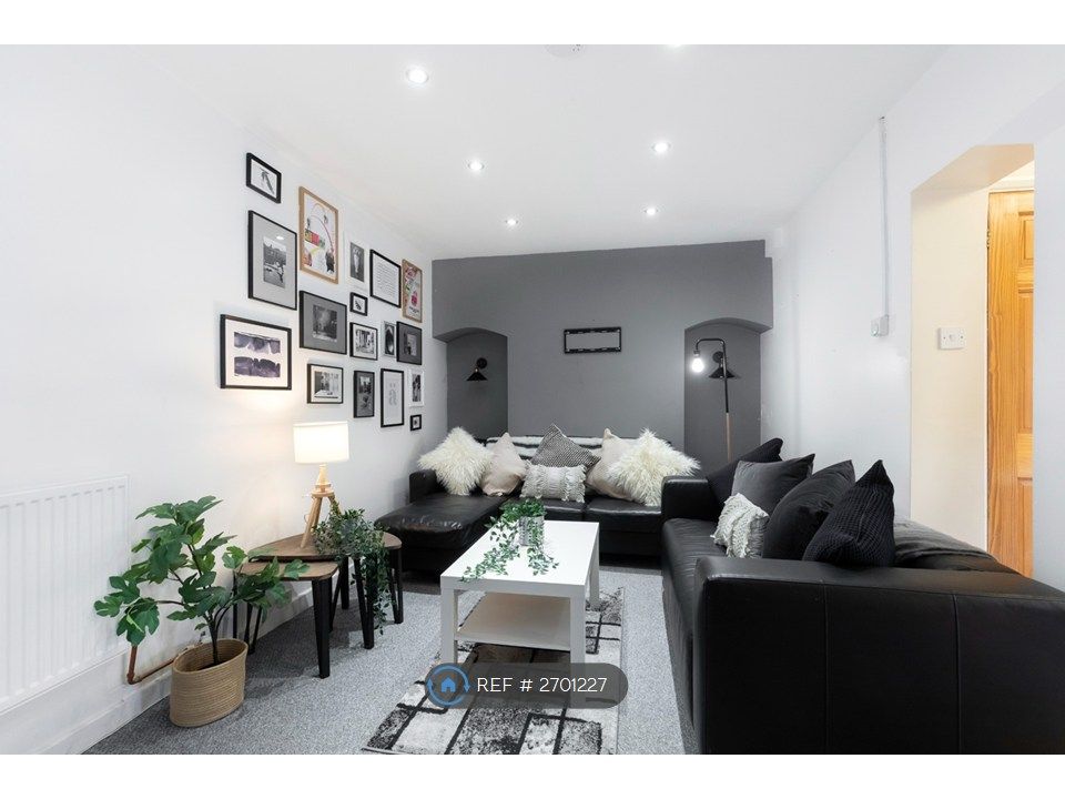 Property photo 1 of 4 Living Room