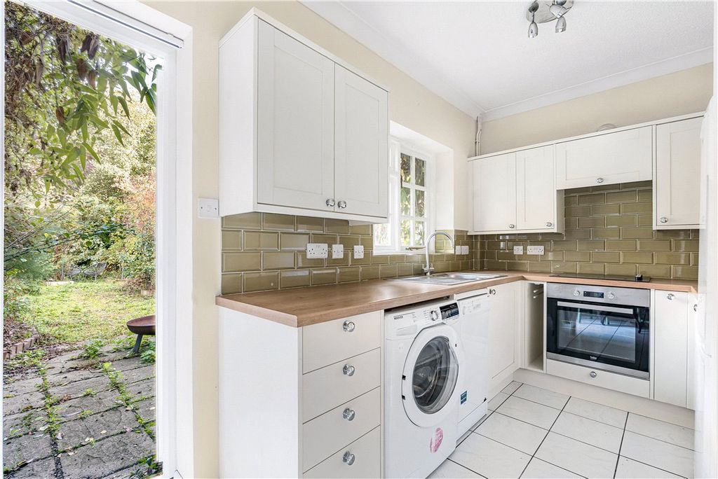 Property photo 3 of 11 Kitchen