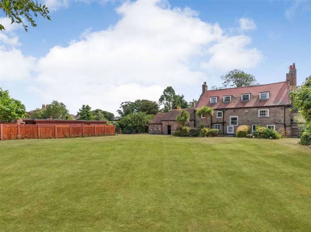 Property photo 3 of 44