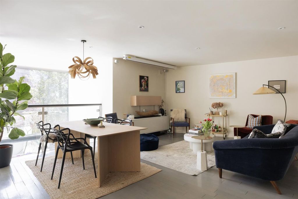 Property photo 3 of 18 Hornsey_Lane_2048-002.Jpg