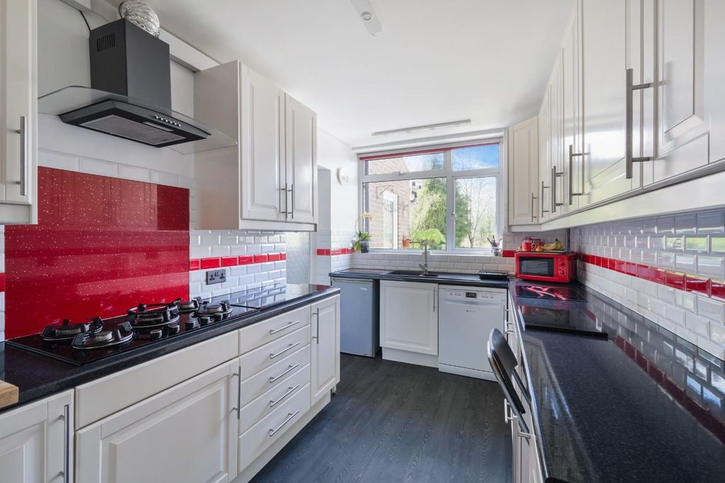 Property photo 2 of 19 Coulsdon Road