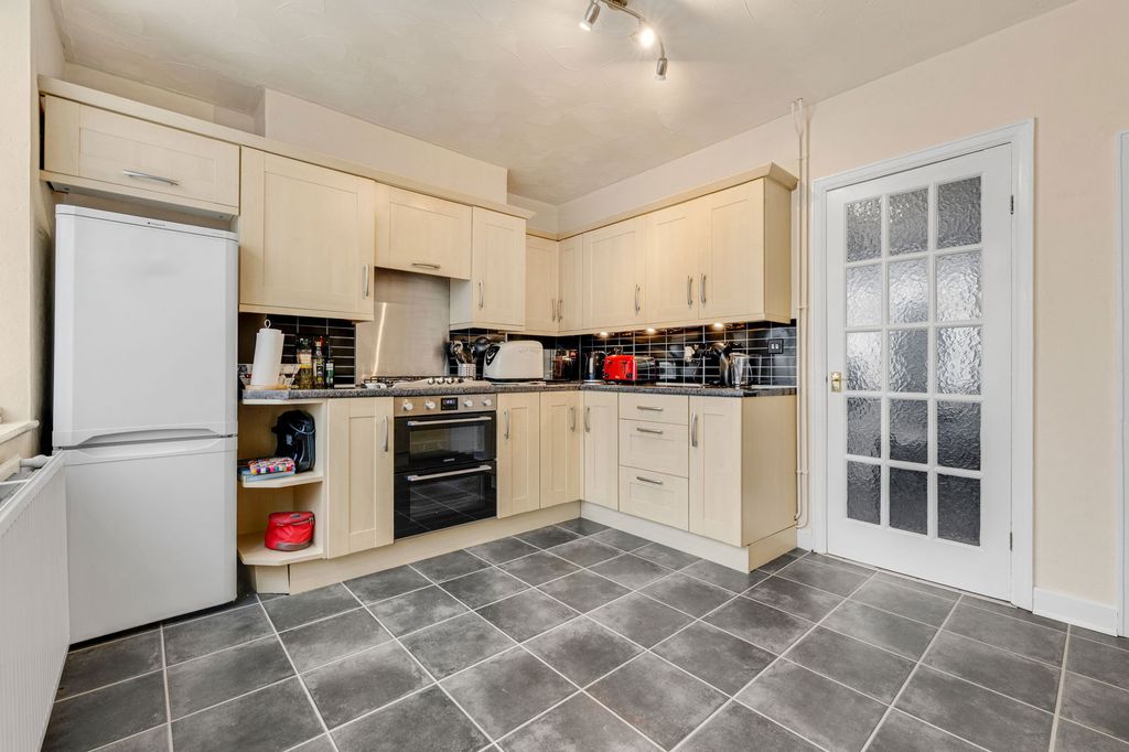 Property photo 3 of 33