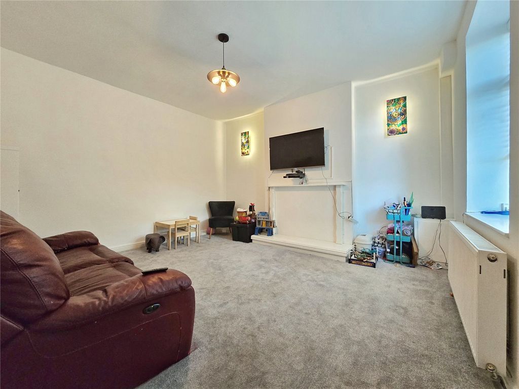 Property photo 3 of 11 Lounge