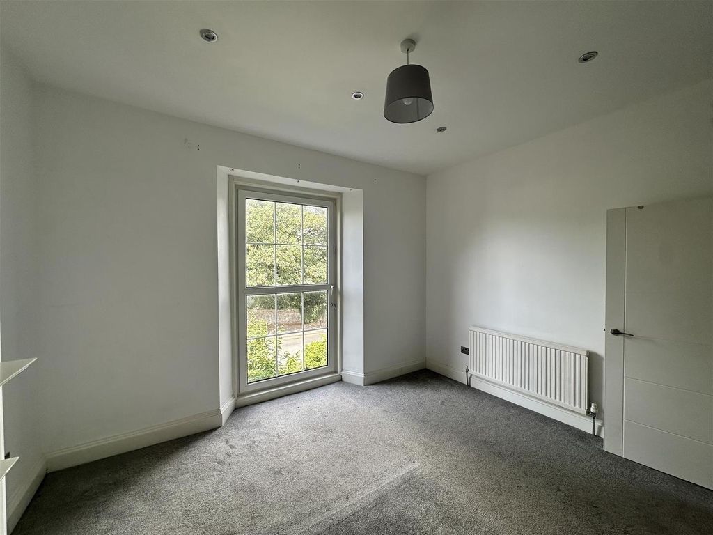 Property photo 3 of 14 Bright Airy Bedroom With Large Scenic Window...