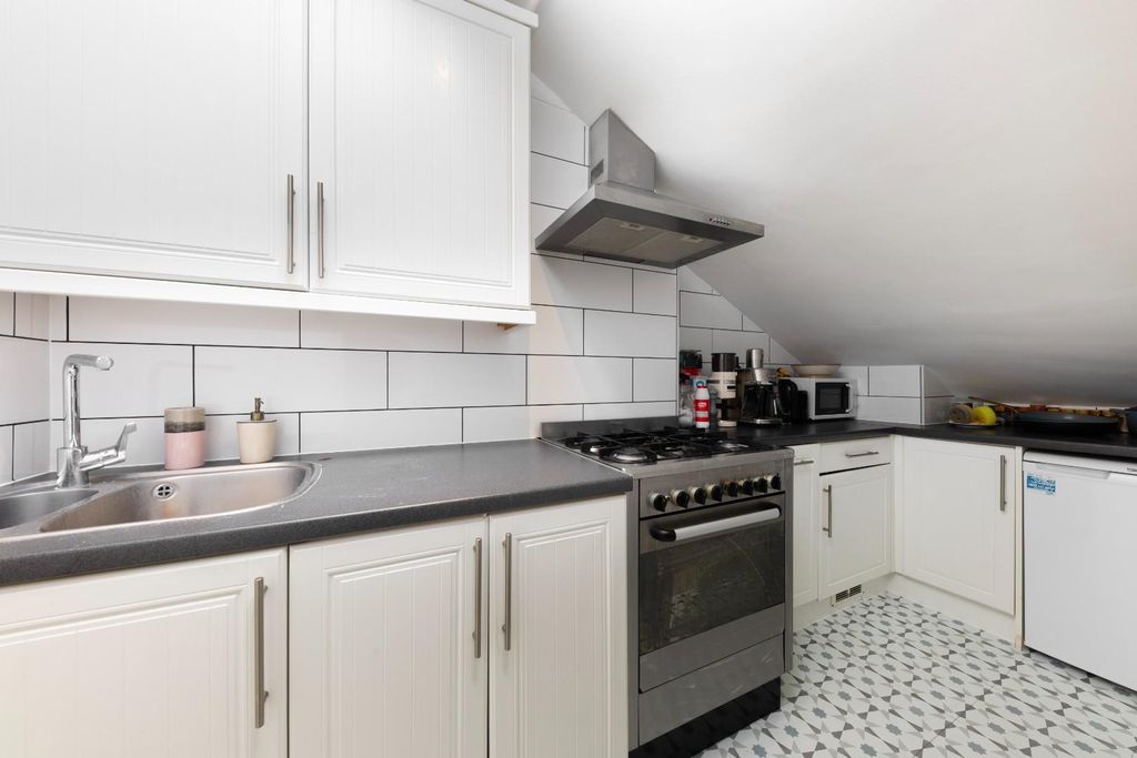 Property photo 2 of 6 Sinclair Road